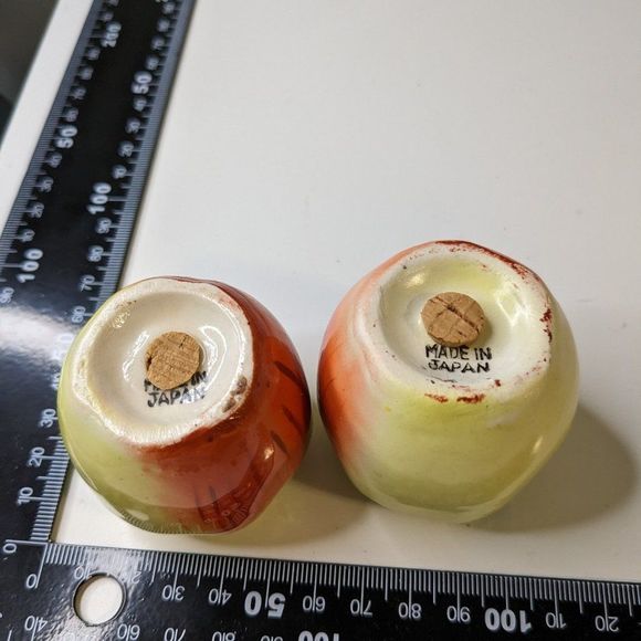 Apple Shaped Salt and Pepper Shaker Made in Japan - Picture 12 of 14